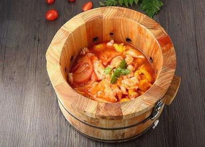 開(kāi)火鍋店哪個(gè)品牌好 開(kāi)宇食天下九孔噴泉魚(yú)火鍋店本小利厚天天生意紅火